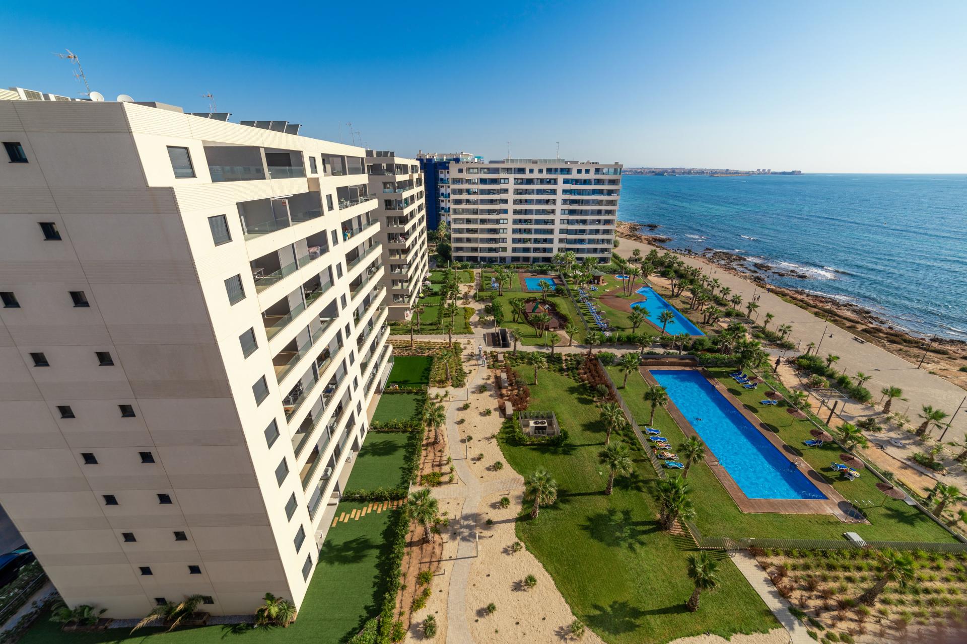 Appartements à vendre en première ligne de mer et de plage à Punta Prima in Medvilla Spanje