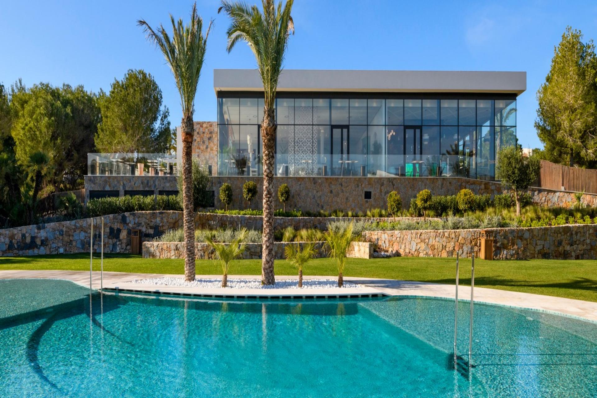 Villa contemporaine sur le golf de Las Colinas avec Underbuild. in Medvilla Spanje